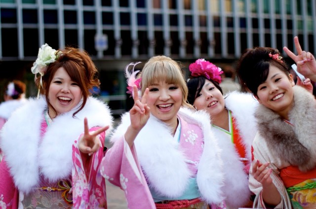 En el día de la mayoría de edad las chicas que ese año cumplirán 20 visten kimonos con un chal de piel para combatir el frío invernal.