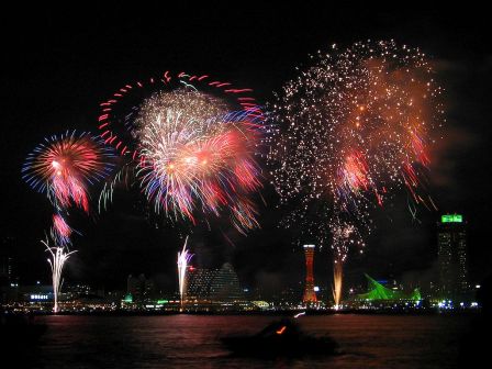 Durante el Hanabi, que se celebra en verano, se ofrecen impresionantes shows de pirotecnia en la noche.