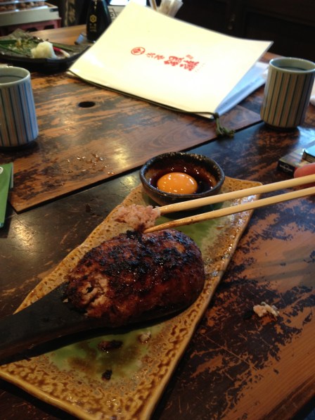Aunque no es precisamente un plato tradicional, la hamburguesa japonesa no se compara con nada. Su secreto: una cucharada de pasta miso para aderezar la carne antes de freir, el resultado es fabuloso. 