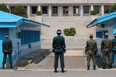 En el Área de Seguridad Conjunta, donde los militares de ambos países tienen contacto directo, los turistas pueden ingresar a las salas donde se efectúan reuniones bilaterales, pero no pueden interactuar con los soldados coreanos.