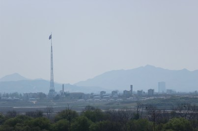 Aunque aparentemente deshabitada, Aldea Propaganda (o Aldea de la Paz, como es conocida en el Norte) es el único poblado de Corea del Norte que es posible divisar desde el Sur.