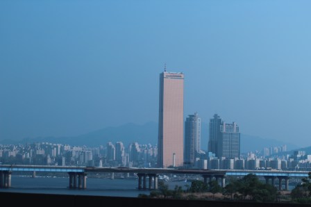 El río Han es el principal río de Seúl y atraviesa la ciudad en su camino hacia el mar de China Oriental o Mar Amarillo. 