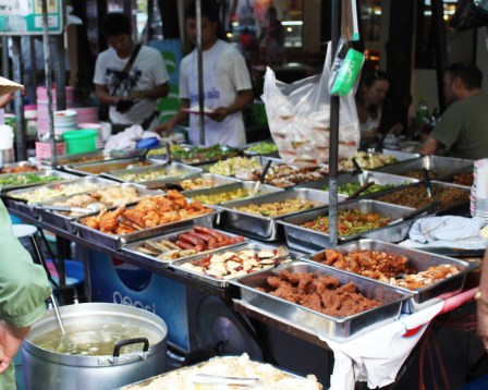 La culinaria tailandesa es considerada una de las mejores del Sudeste Asiático. En la calle, puesto de comida como este ofrecen una variedad de opciones.