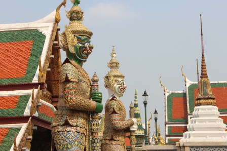 Una intrincada decoración y rostros intimidantes caracterizan a los guerreros que protegen el templo del Buda de Esmeralda en Tailandia.