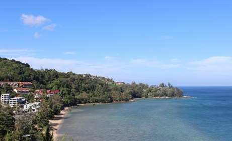 Una maravillosa vista de la playa de Kamala al sur de Tailandia