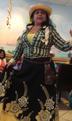 Mari recitando unas coplas montubias durante la fiesta ecuatoriana